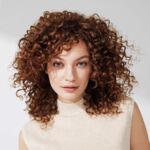 Weibliches Model mit definierten Locken